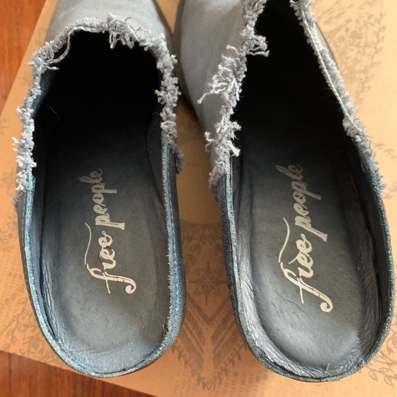 NWOT Free People Cute Blue Mules Size 8 Clogs Slip-on - Picture 2 of 4